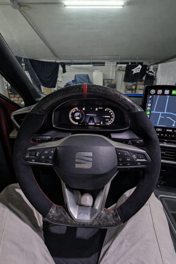Volante tapizado Seat Leon FR — Alcantara. Fibra de carbono. Hilo al tono.