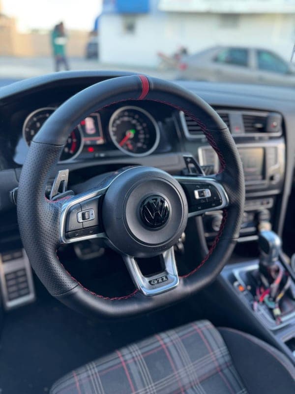 Volante tapizado VW Golf 7 GTI — Cuero perforado. Cuero liso. Hilo al tono.