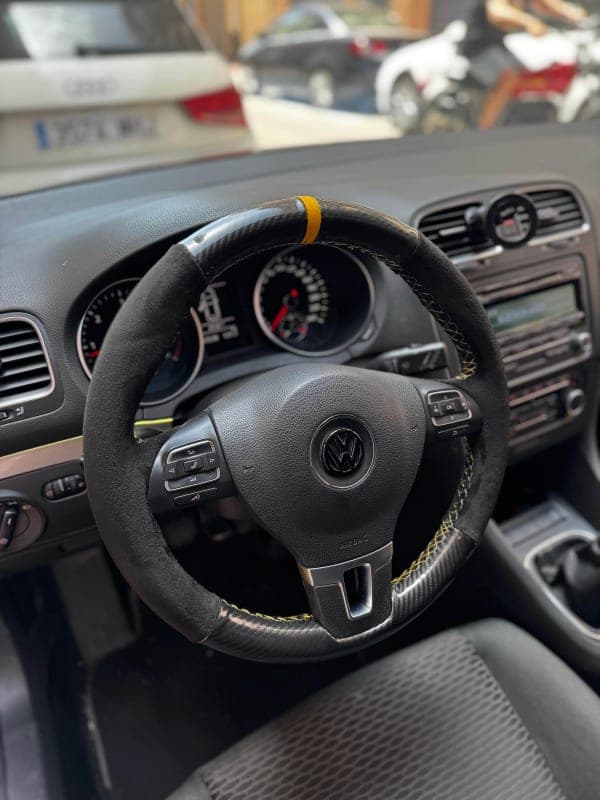 Volante tapizado VW Golf Passat — Alcantara. Fibra de carbono. Hilo al tono.